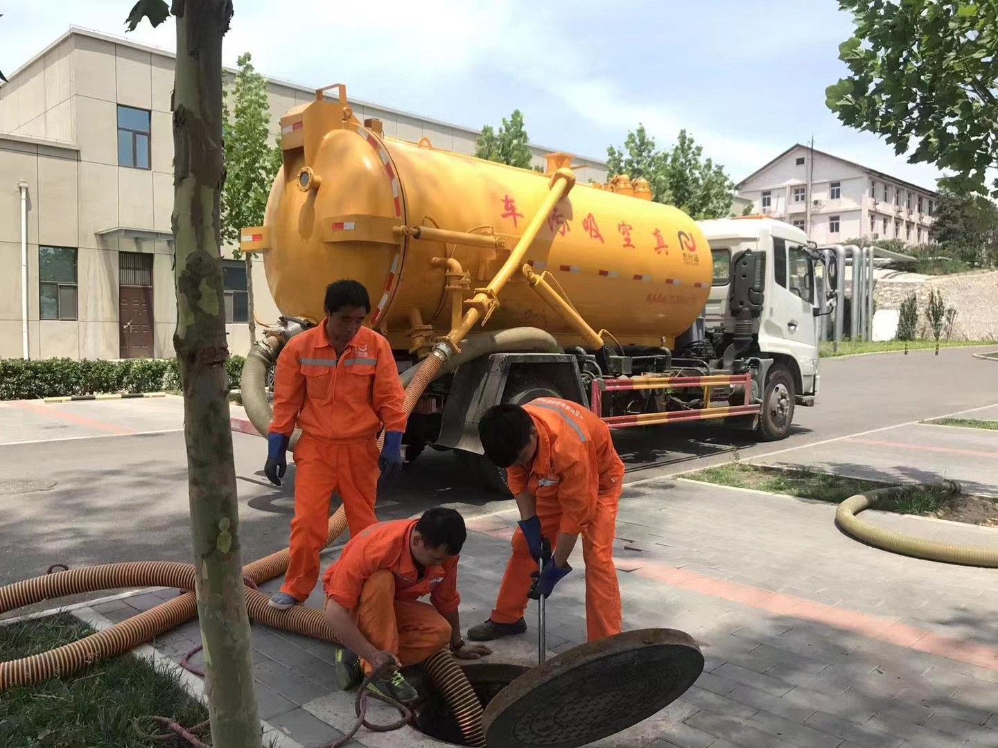 张家口管道疏通车停在窨井附近