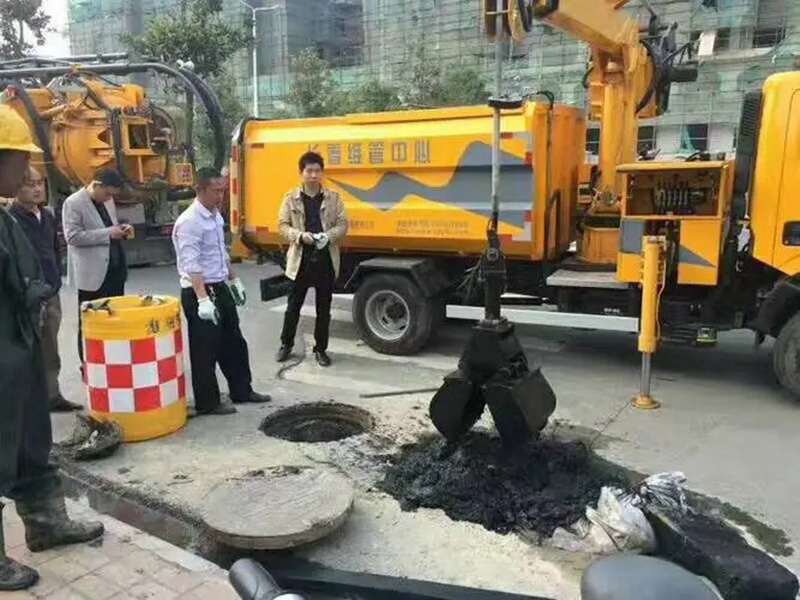 张家口街道：网格员化身“清道夫”，为民解忧疏通“堵心”化粪池